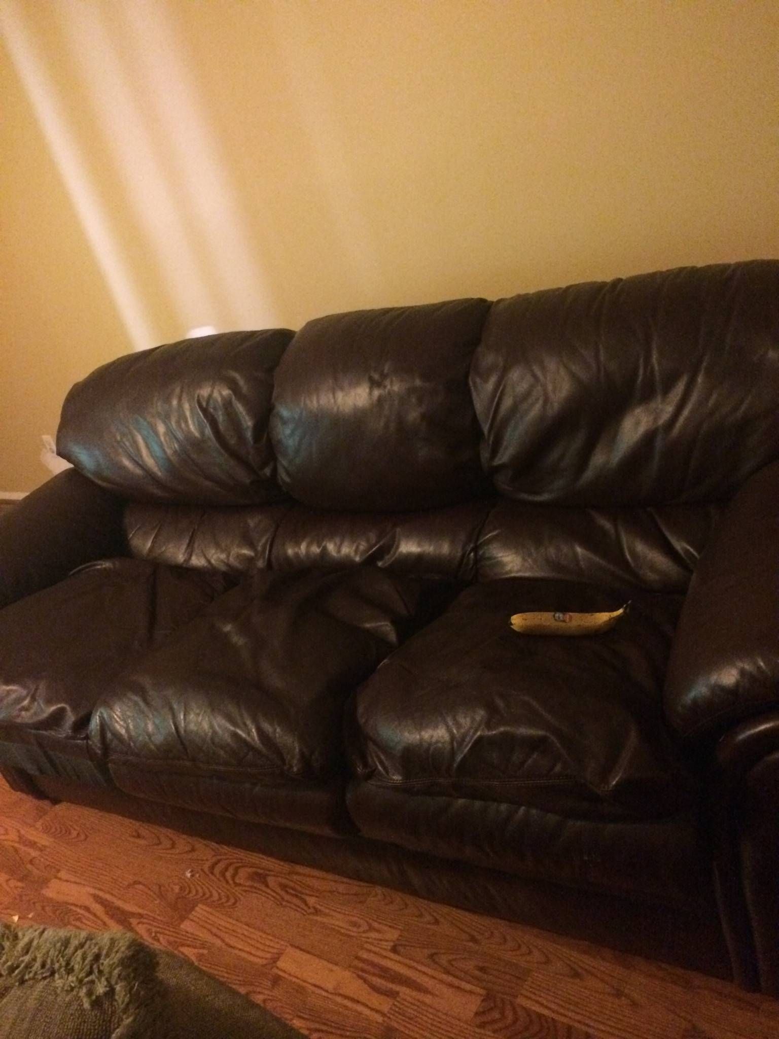 Красотка Стейси и кожаный черный диван 