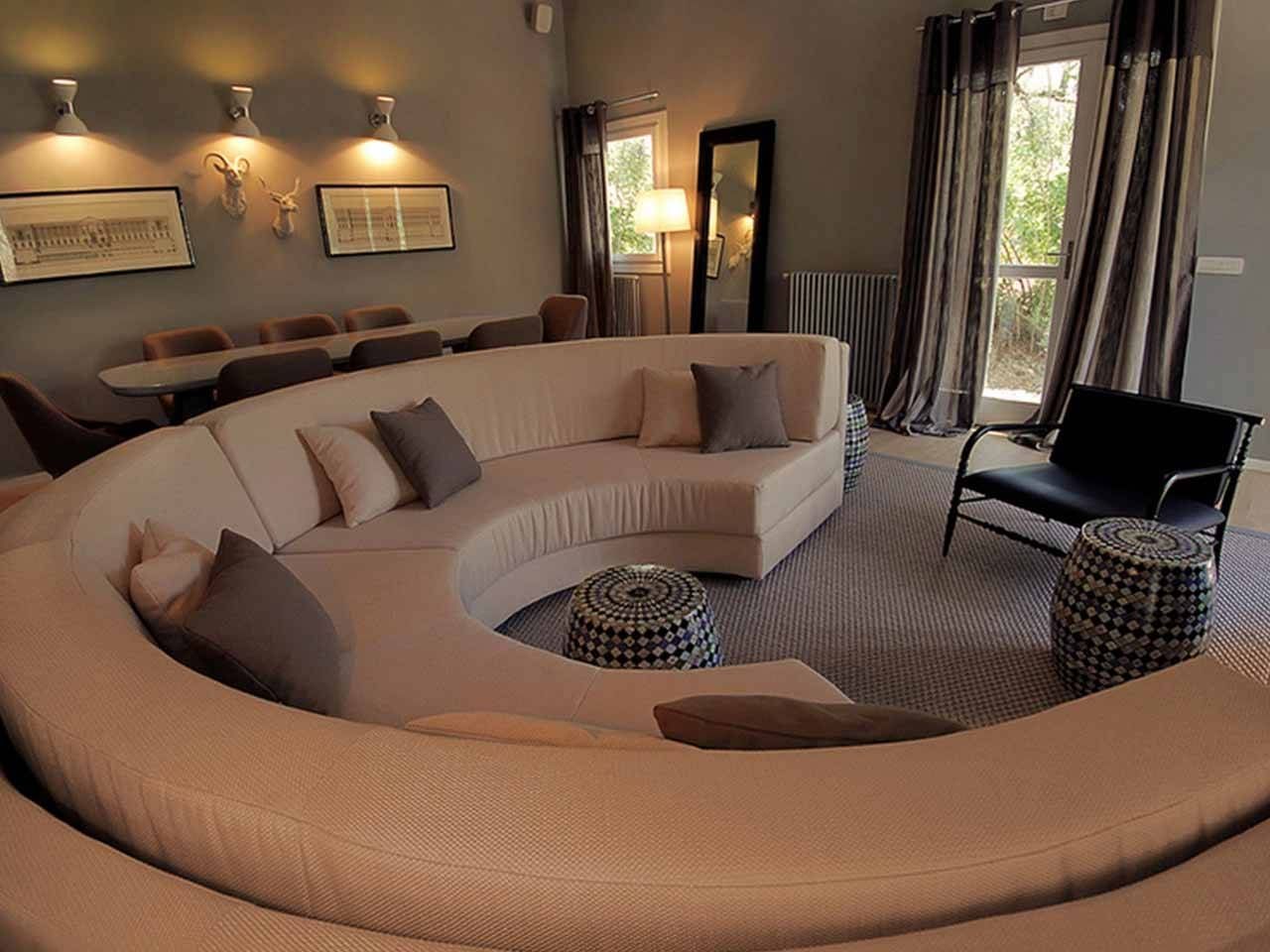 Фото округлое. Диван полукруглый Oregon Royal 61. Полукруглый диван для гостиной. Круглый диван. Полукруглый диван в интерьере.