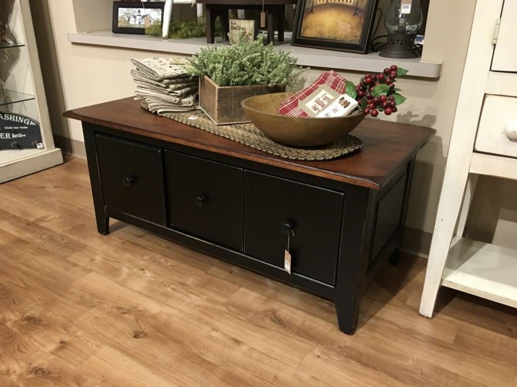 Colonial Coffee Table With Drawers – Country Farmhouse Living Room With Regard To Colonial Coffee Tables (View 18 of 30)