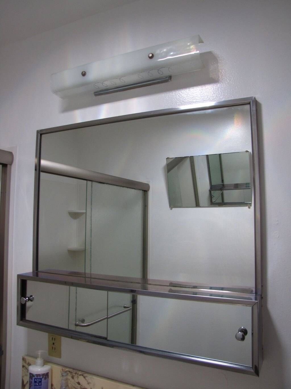 Furniture: Splendid Oval Bathroom Mirrors Design With White Throughout Retro Bathroom Mirrors (View 11 of 25)