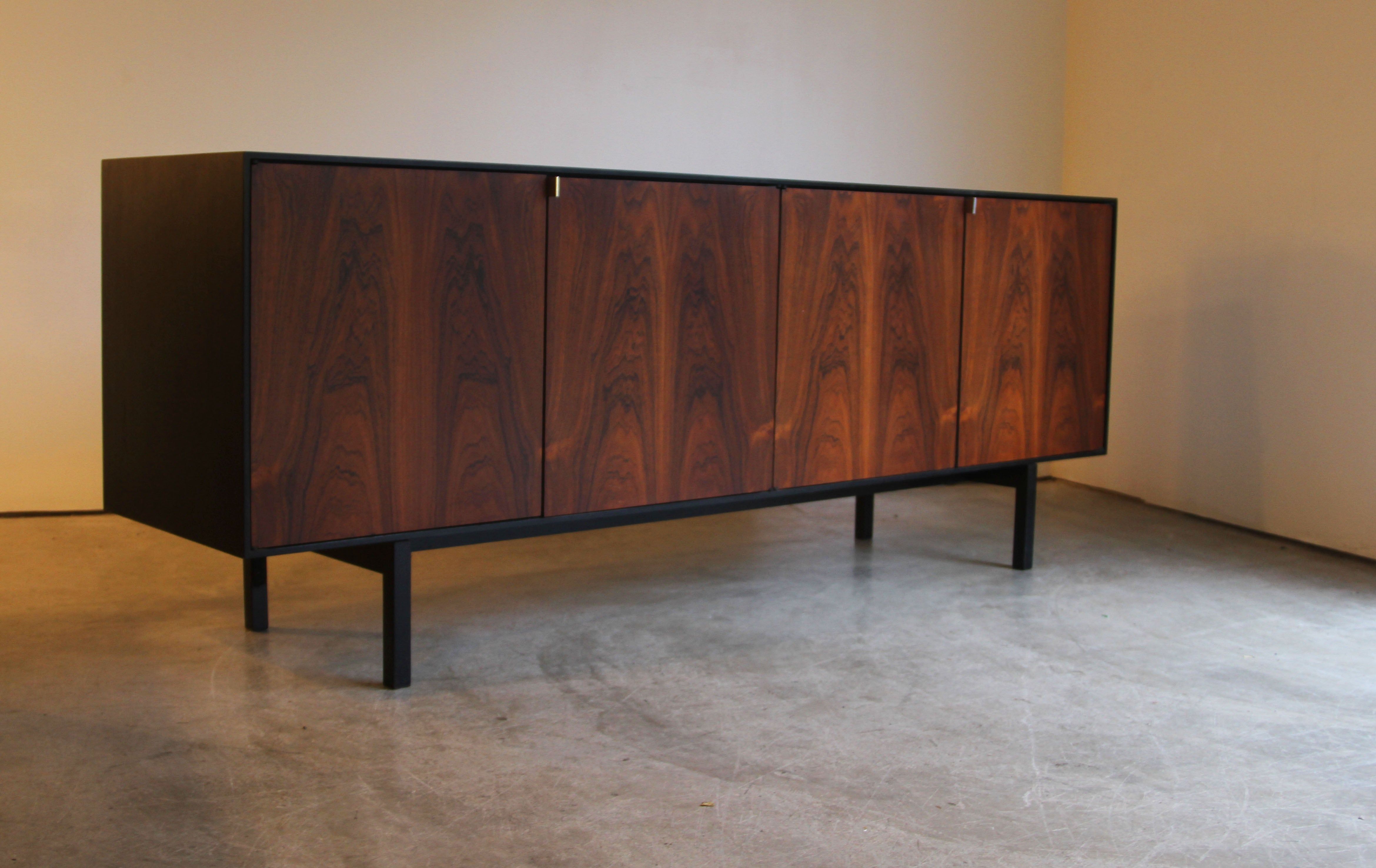Mid Century Modern Rosewood Florence Knoll Credenza Bei 1stdibs Regarding Weinberger Sideboards (View 29 of 30)