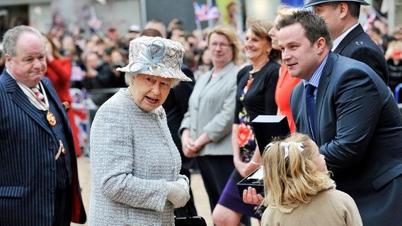 Die Queen In Südlondon Und West England | Ndr.de For Bromley Blue Tv Stands (Photo 5 of 15)