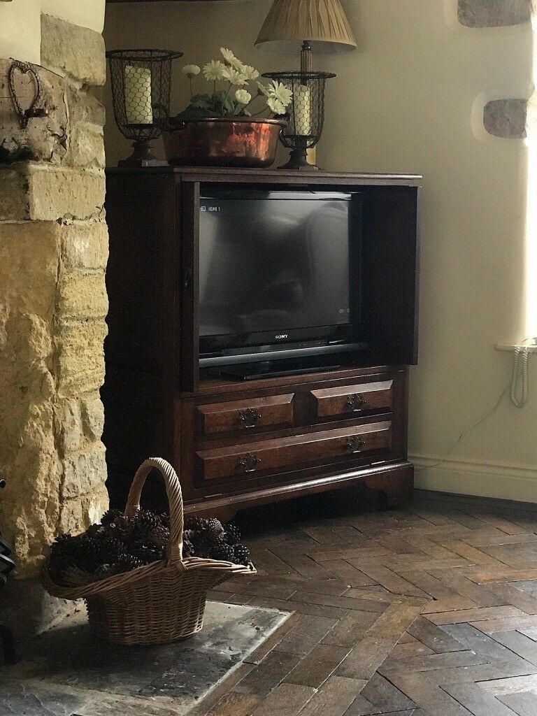 Solid Oak Reproduction Tv Cabinet With Sony Bravia Tv In Oak Tv Cabinets With Doors (View 8 of 15)