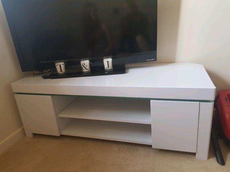 White Gloss Tv Stand | In Willenhall, West Midlands | Gumtree In White Gloss Corner Tv Stand (View 2 of 15)