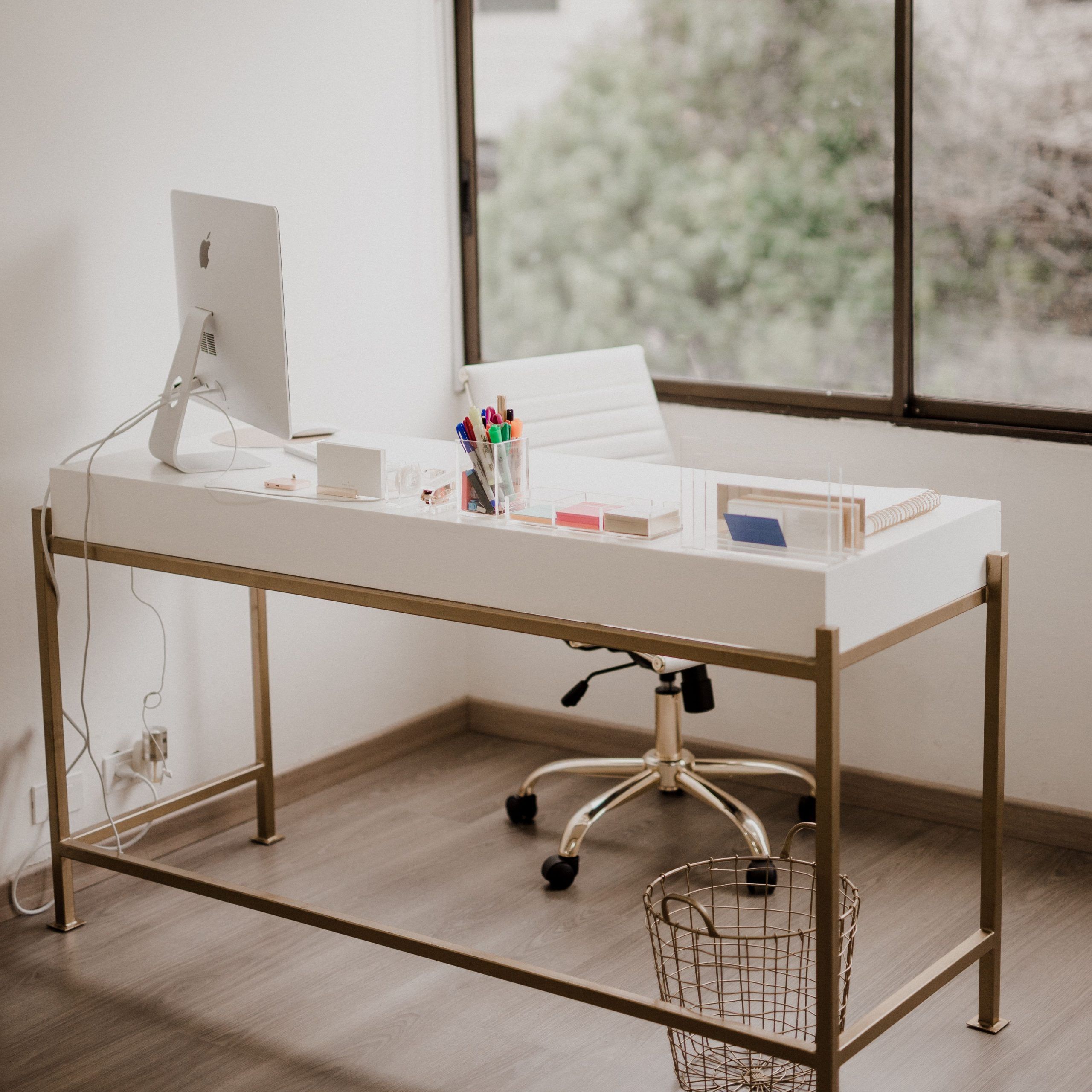 Office Desk ( White, Modern Gold Desk Design ) | Ideas De Diseño De For White Wood And Gold Metal Office Desks (View 13 of 15)