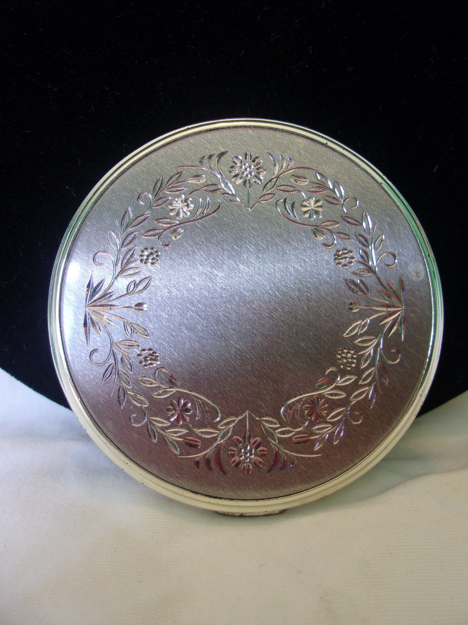 1950's Vintage Round Compact Etched Flower & Leaf Silver Tone Powder Within Ring Shield Gold Leaf Wall Mirrors (View 7 of 15)