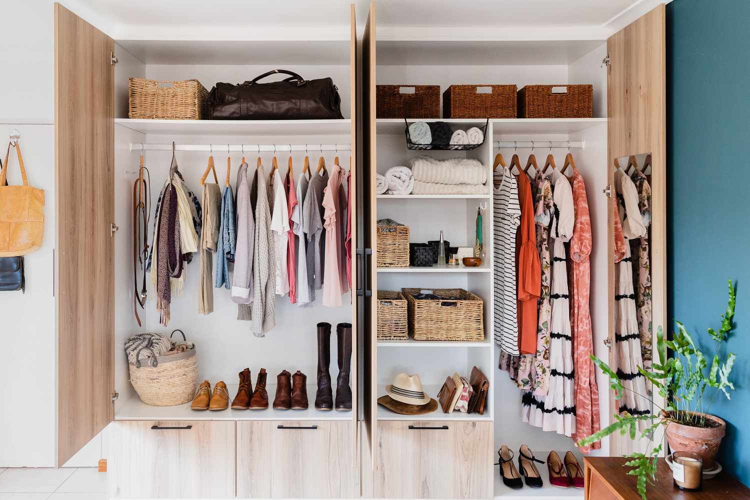 How To Organize Clothes In Your Closet: 5 Easy Steps Intended For Built In Garment Rack Wardrobes (Photo 14 of 15)